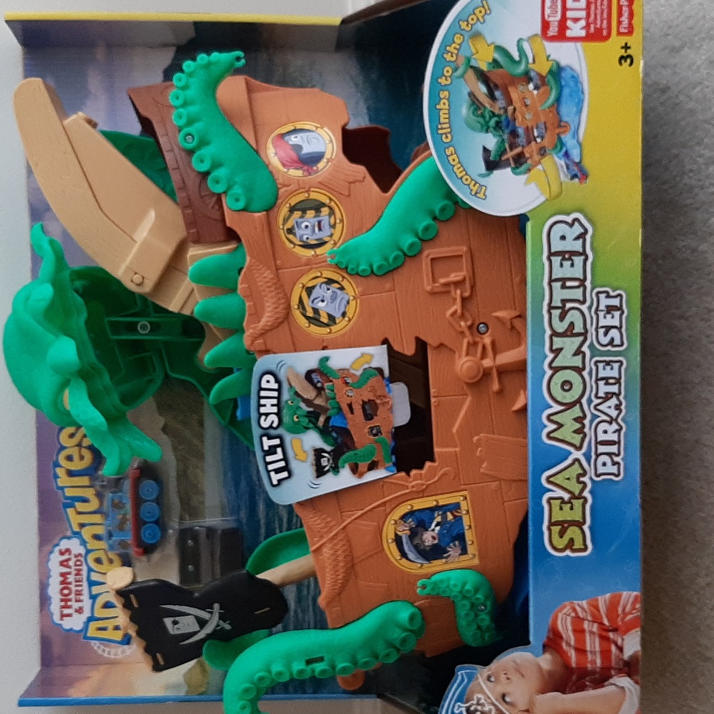 Thomas & Friends Adventures Sea Monster Pirate set NIB